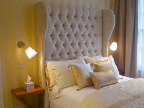 Отель The Crown At Broad Hinton Экстерьер фото
